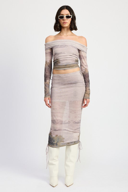 PRINTED OFF SHOUlDER RUCHED TOP