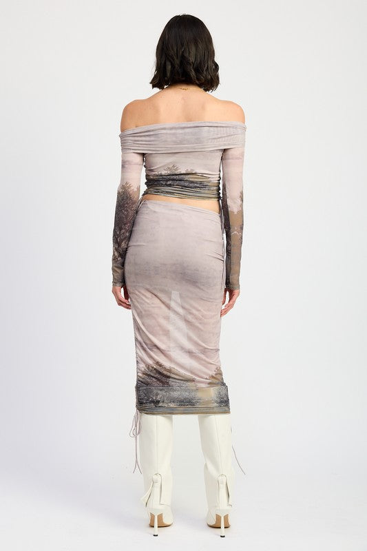 PRINTED OFF SHOUlDER RUCHED TOP