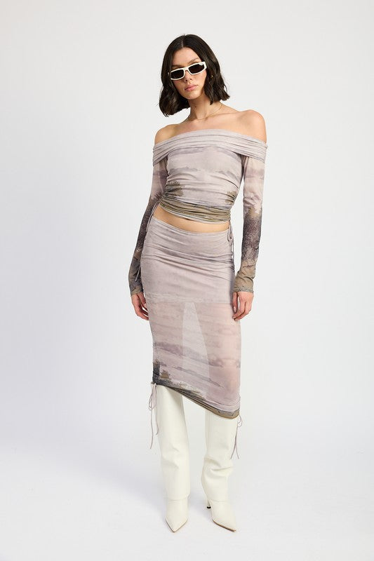 PRINTED OFF SHOUlDER RUCHED TOP